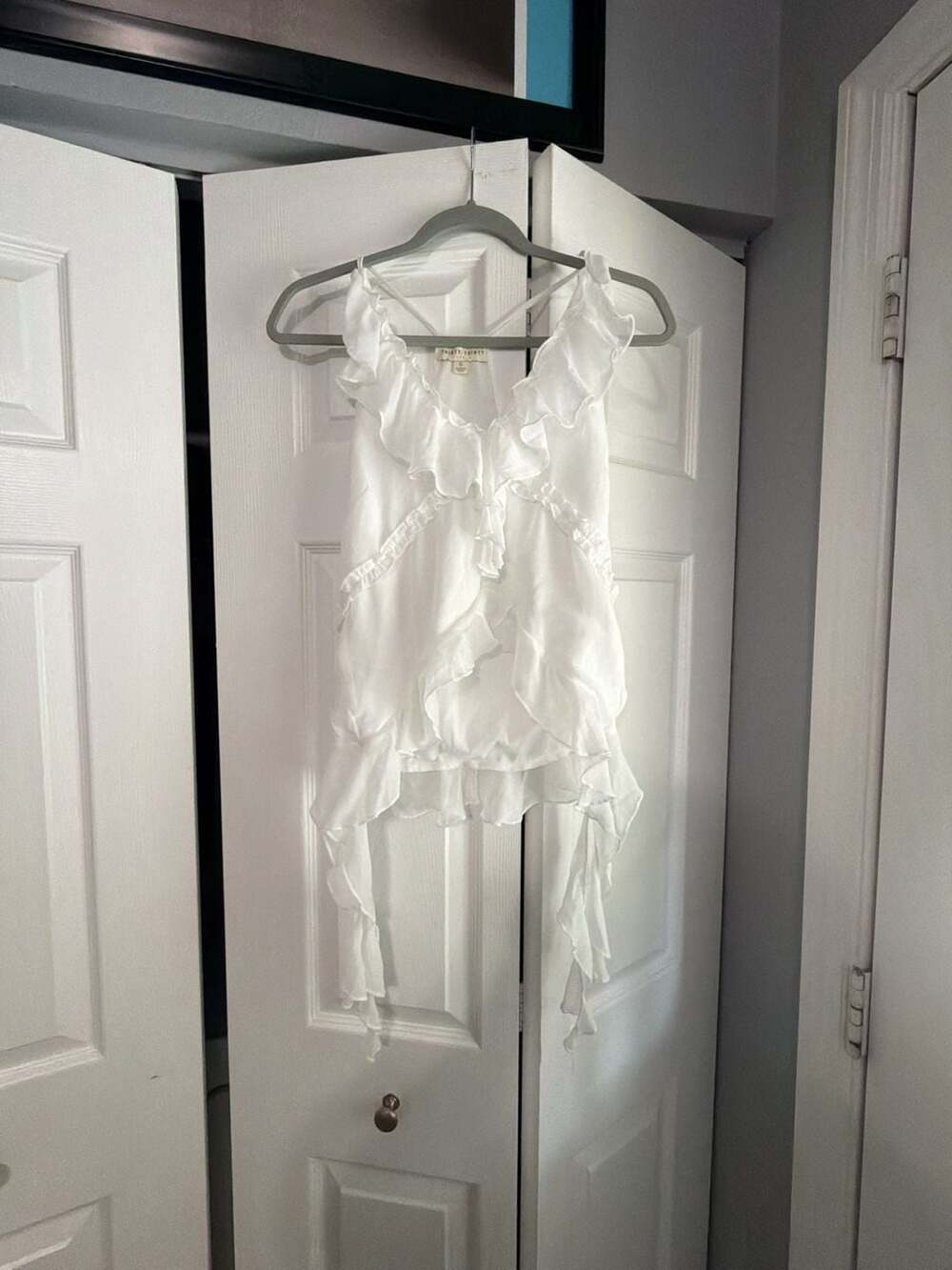 THIRTY/THIRTY Sleeveless Ruffled V-Neck Flowy White Blouse